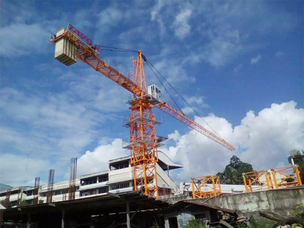 Cliente de Camboya Visite nuestra empresa para pedir Tower Crane