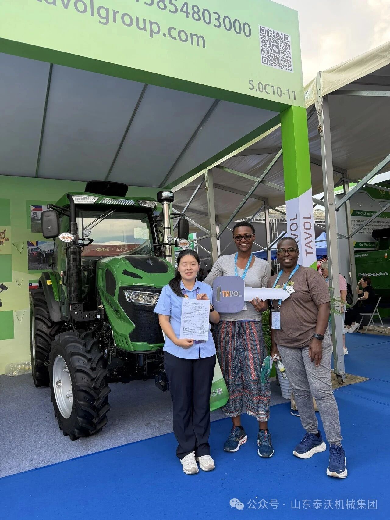 Comprador firma un pedido in situ con Tavol en la 140&ordf; Feria de Cant&oacute;n