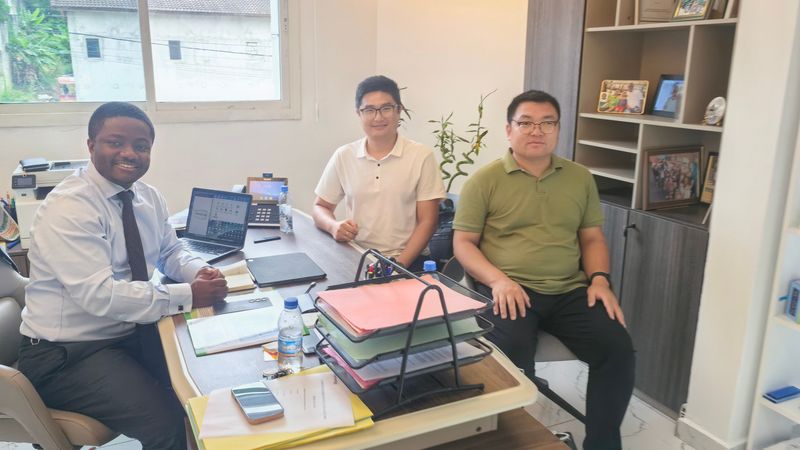 Equipo de Tavol reuni&eacute;ndose con clientes en la oficina
