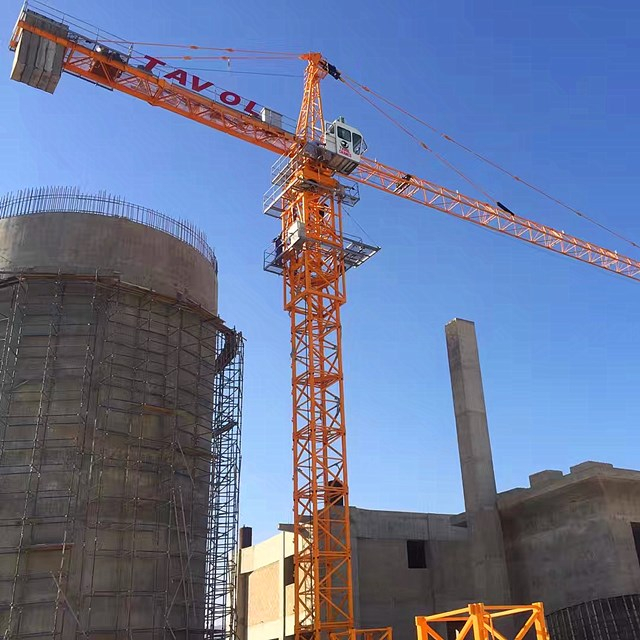 Servicio de grúa torre Hammerhead Topkit en fábrica de cemento