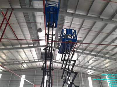 Foto del trabajo de la plataforma elevadora de tijera autopropulsada 