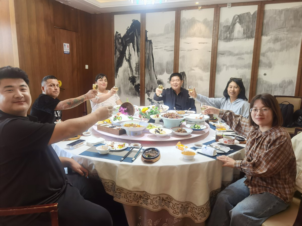 Tavol y el equipo de distribuidores peruanos en una cena despu&eacute;s de la visita a la f&aacute;brica