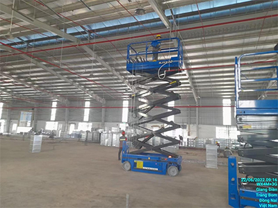 Foto del trabajo de la plataforma elevadora de tijera autopropulsada 