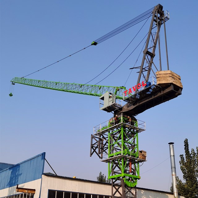 gr&uacute;a torre de pluma abatible