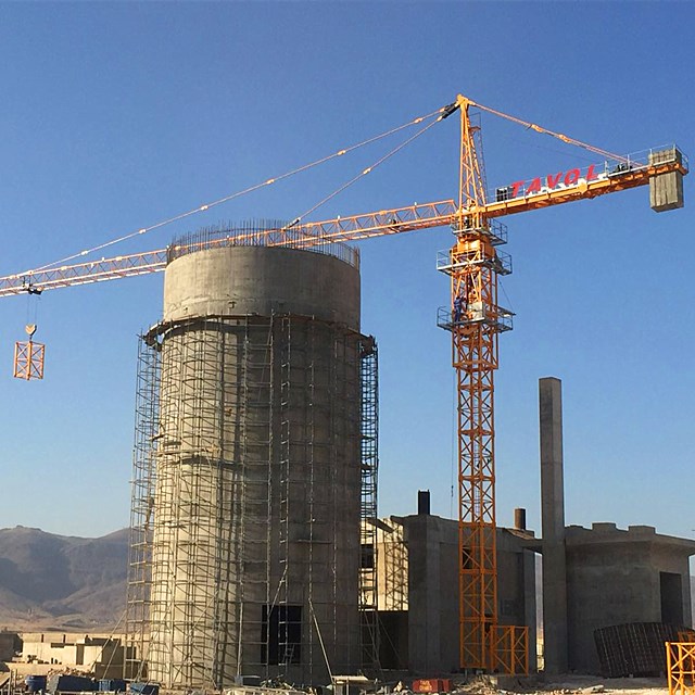 gr&uacute;a torre en f&aacute;brica de cemento