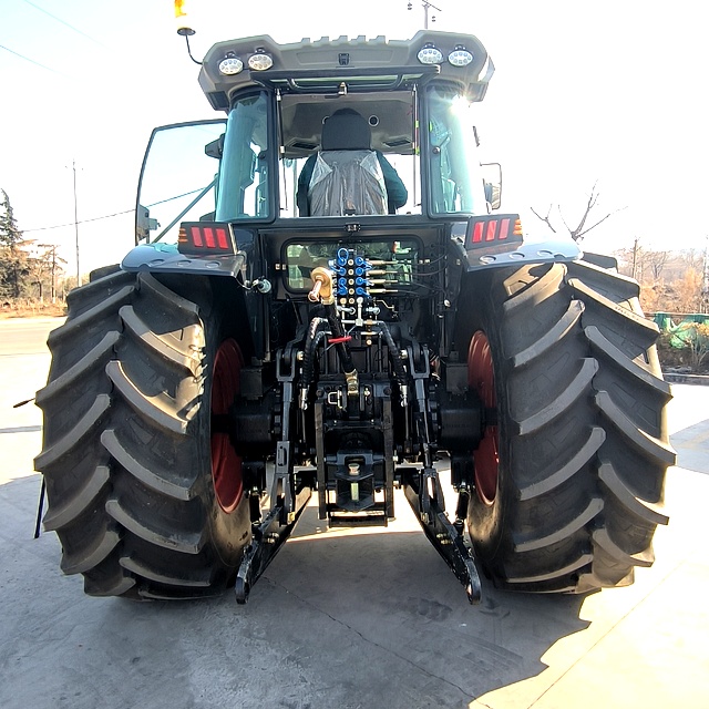 Tractor de ruedas 4x4 280 CV TL2804 - Grupo Tavol