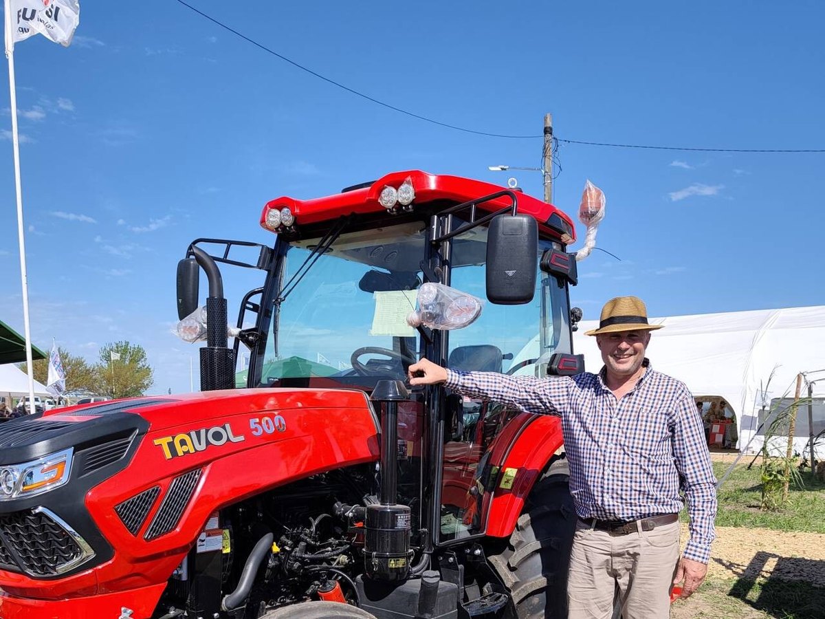 Tractor compacto TAVOL 504 expuesto en Argentina