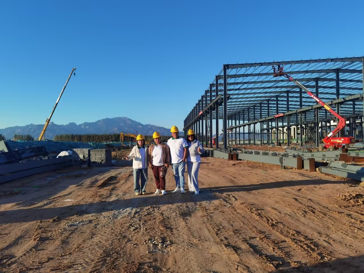 Equipo de distribuidores de montacargas peruanos en el nuevo taller de Tavol en construcci&oacute;n