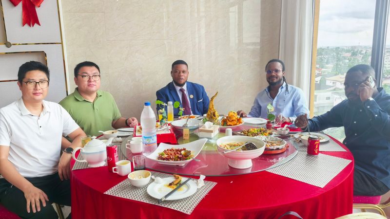 El equipo de Tavol cena con clientes en &Aacute;frica