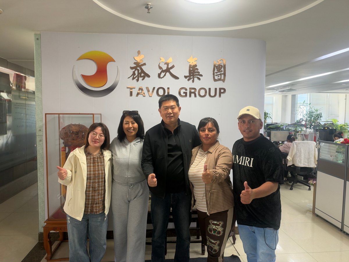 Equipo de distribuidores peruanos en la sede del Grupo Tavol en Tai
