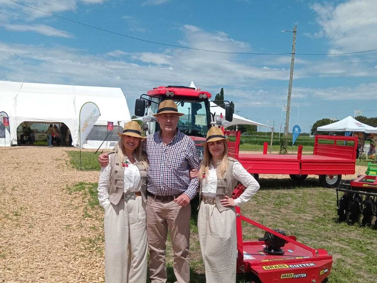 Visitantes en la exposici&oacute;n de Tavol durante la feria de maquinaria de jardiner&iacute;a y paisajismo en Argentina