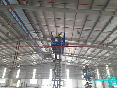 Foto del trabajo de la plataforma elevadora de tijera autopropulsada 