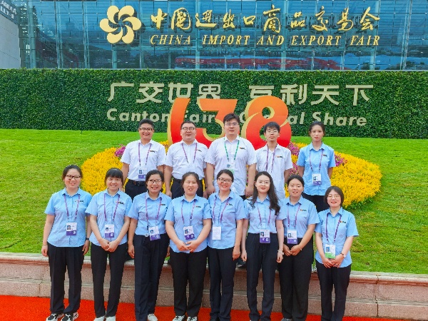 Concéntrese en el primer día de la Feria de Cantón, los productos Tavol brillan