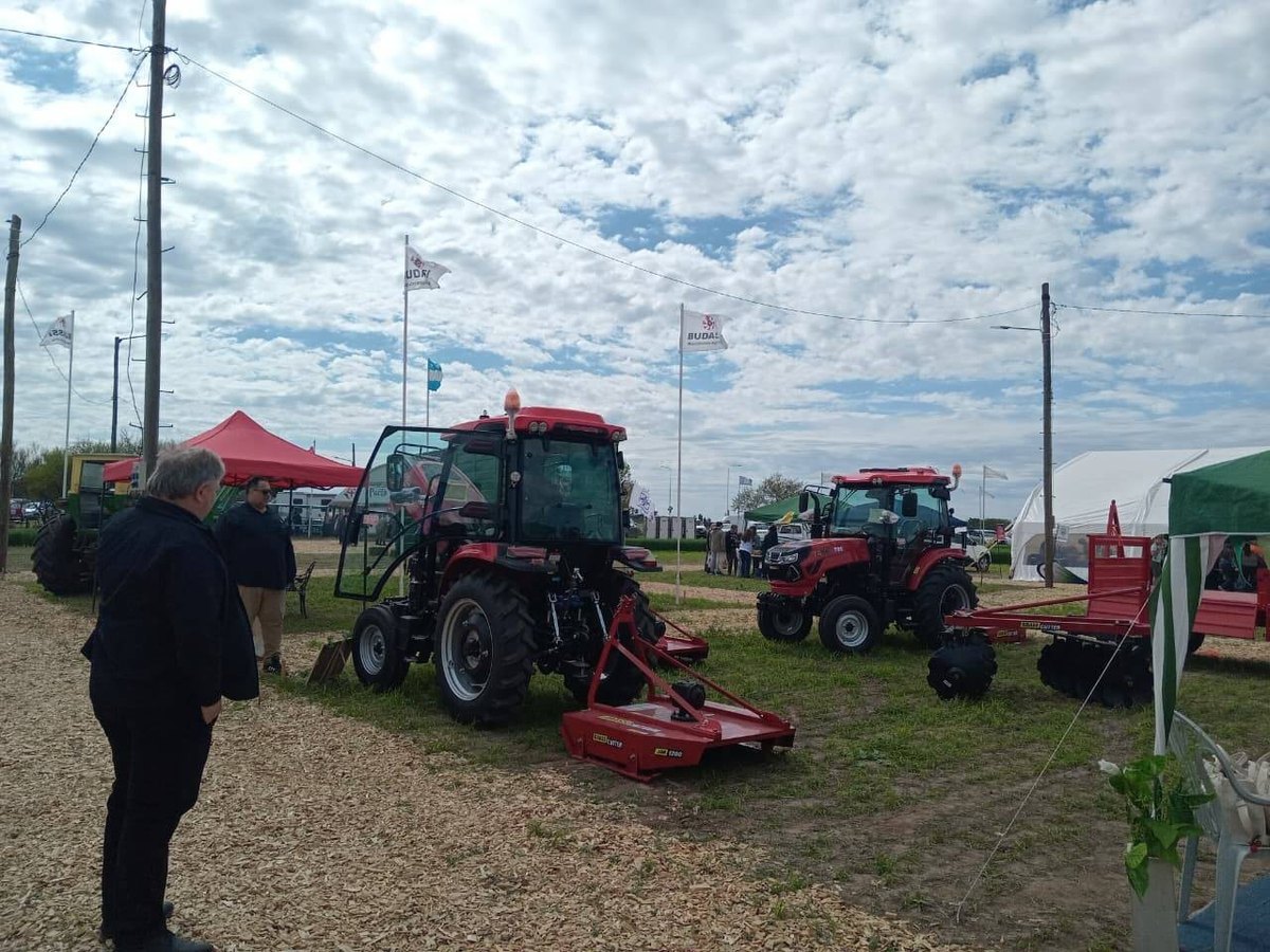 Tractores TAVOL con cortadora de c&eacute;sped rotativa y remolque agr&iacute;cola en una exposici&oacute;n de maquinaria de jardiner&iacute;a en Argentina