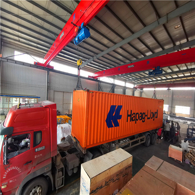 carga de contenedores en la f&aacute;brica de tavol