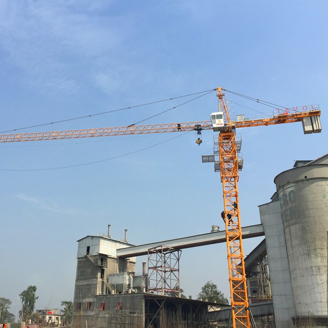 gr&uacute;a torre para f&aacute;brica de cemento